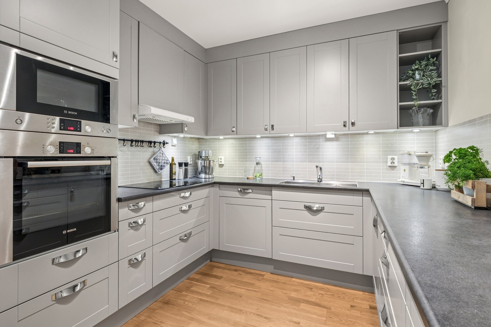 Kjøkkenet er fra 2013, har en stilfull grå innredning med profilerte fronter som gir et moderne og elegant preg. Galleribilde