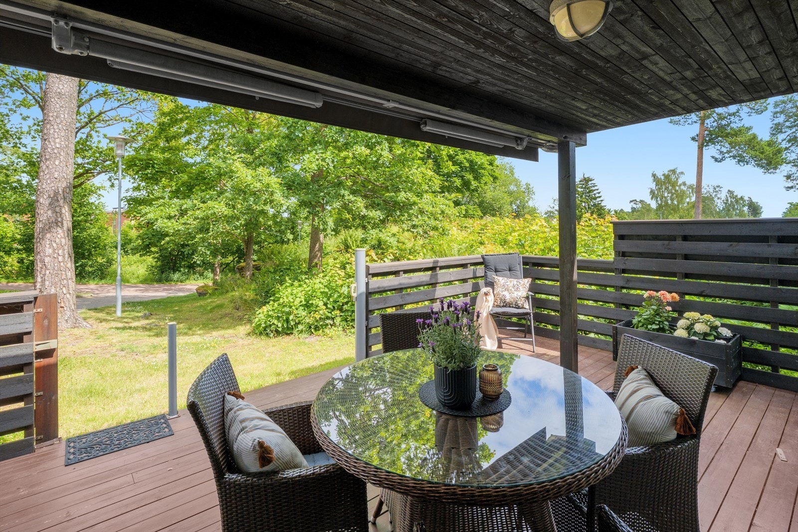 Nyt morgenkaffen på den romslige terrassen. Galleribilde