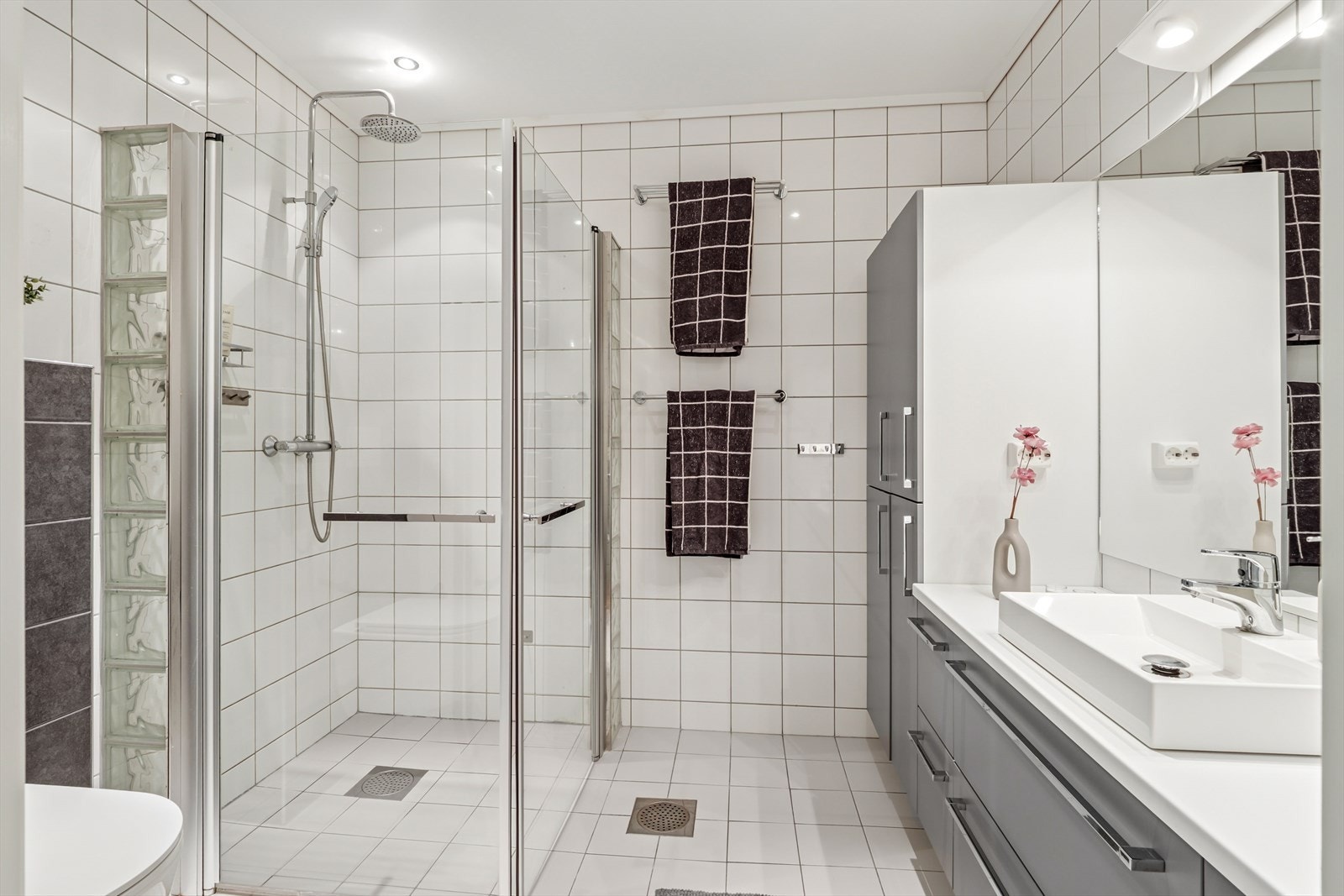 Det er godt med skuffe- og skapplass, noe som gir rikelig med oppbevaringsmuligheter. Galleribilde