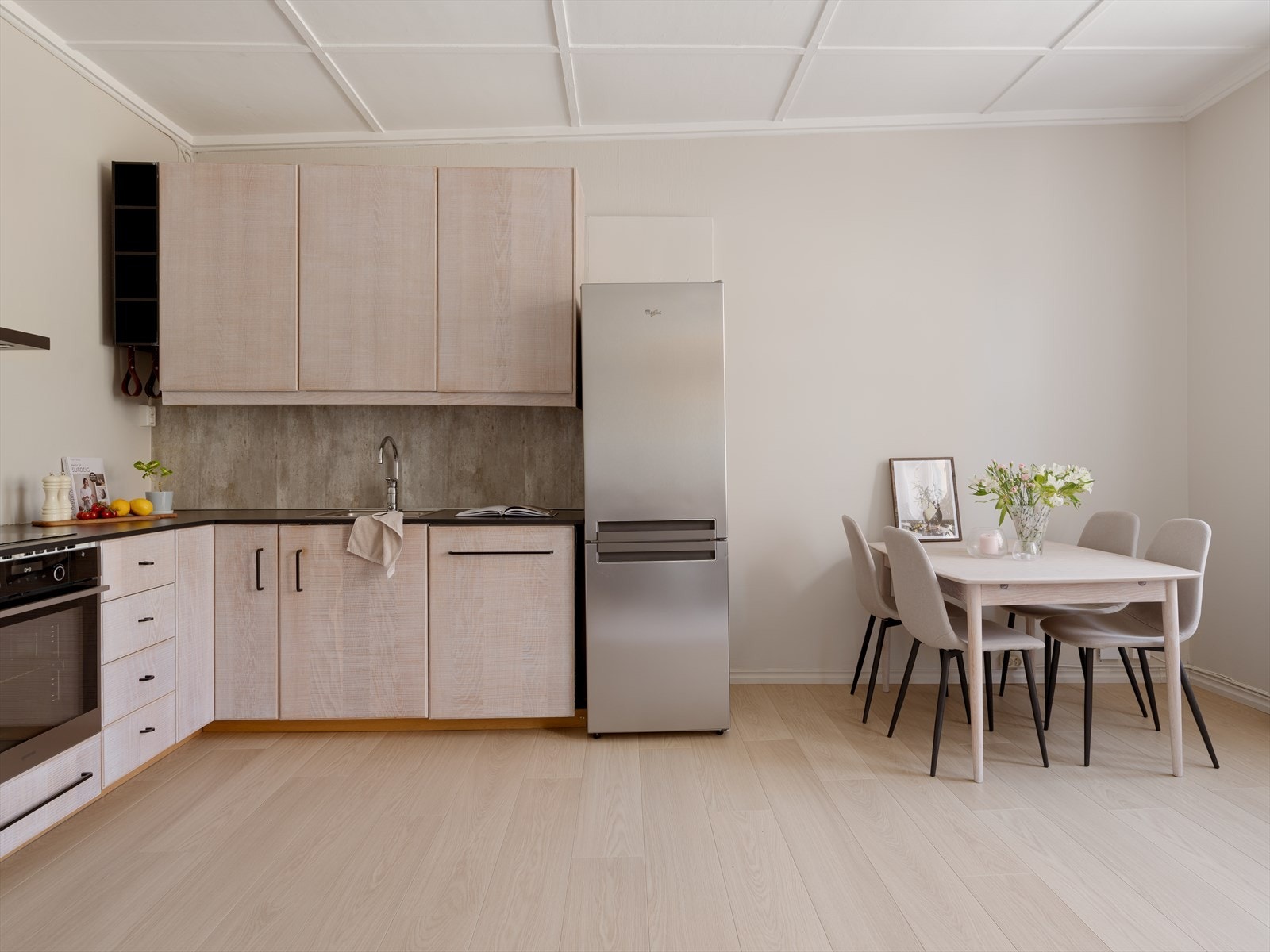 God plass til et koselig spisebord hvor vinduet og fargen på veggen bidrar til en hyggelig atmosfære. Her kan du skape minner med gode middager og hyggelige samtaler. Galleribilde