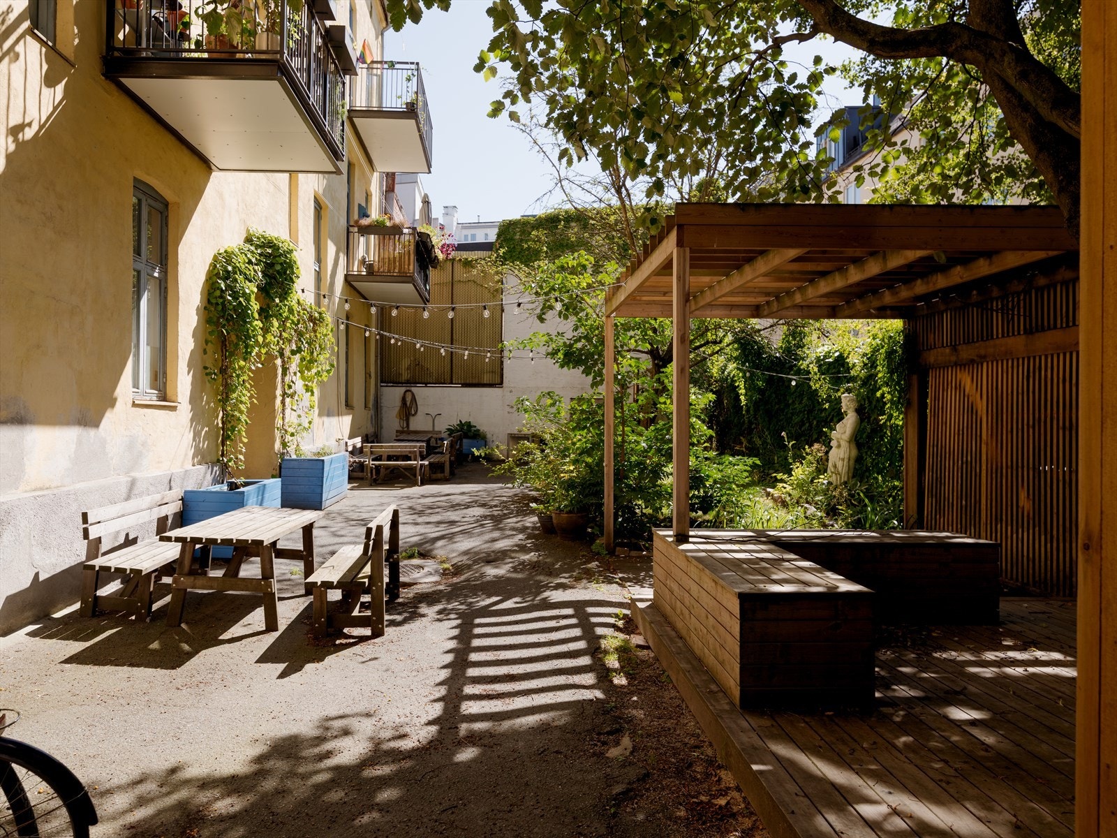 Uteområdet oppleves virkelig som en grønn i oase midt i bykjernen, og nabolagskapet i borettslaget blir beskrevet som unikt hvor alle stiller opp for hverandre. Galleribilde