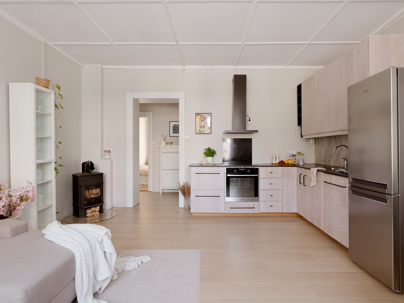 Klassiske elementer som store vinduer og god takhøyde tilfører leiligheten en perfekt dose sjarm og sjel. Kjøkken og stue flyter sømløst sammen - perfekt for både hverdagsliv og sosiale sammenkomster. Galleribilde