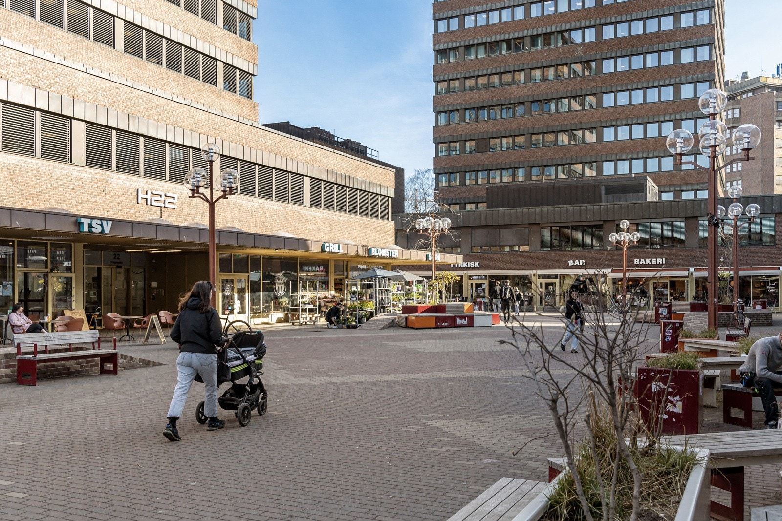 Tøyen Torg ligger rett ved leiligheten. Rundt torget finner du en fantastisk samling kafeer, restauranter, butikker, bibliotek, frisørsalong og mye mer. Galleribilde