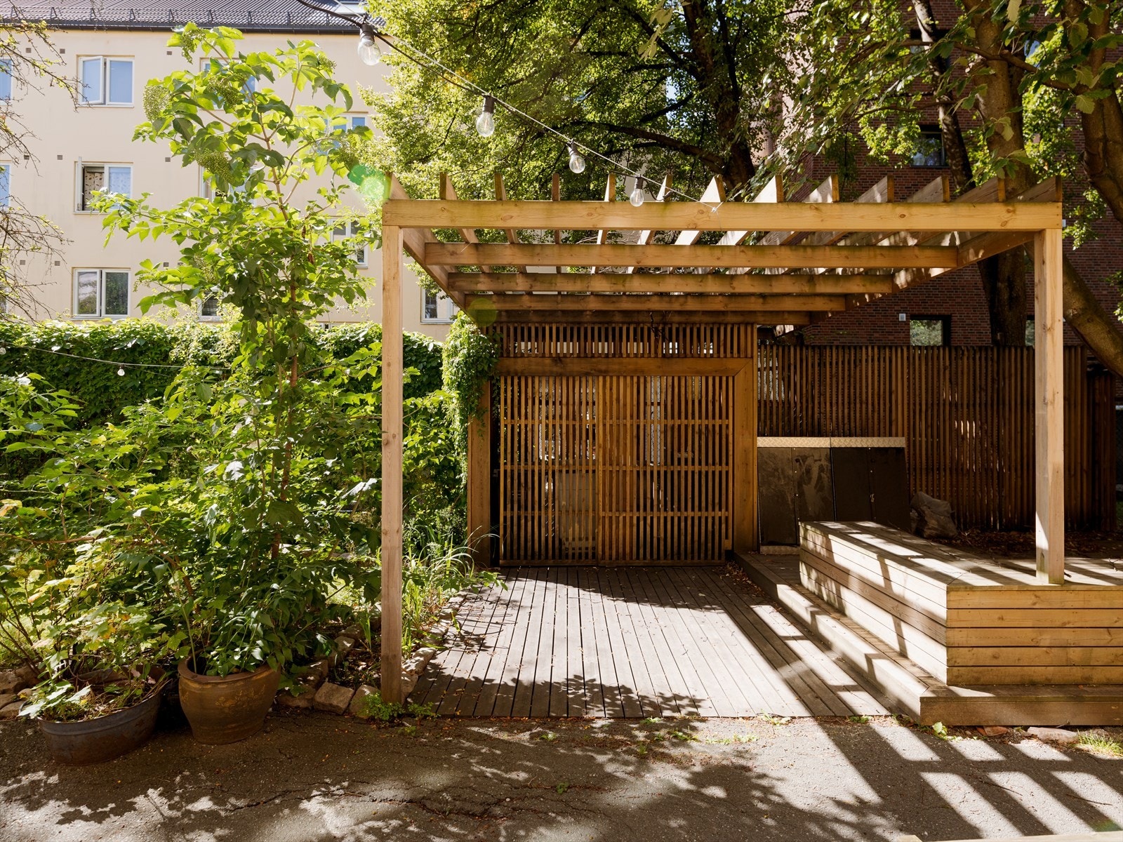 "Vi har årlig dugnad i bakgården og det har også vært arrangert et par 'leilighet-til leilighet-fester'. Man velger jo selv om man ønsker å delta på festen. Du velger også om du vil være med i ordningen med hønsene"- Selger Galleribilde