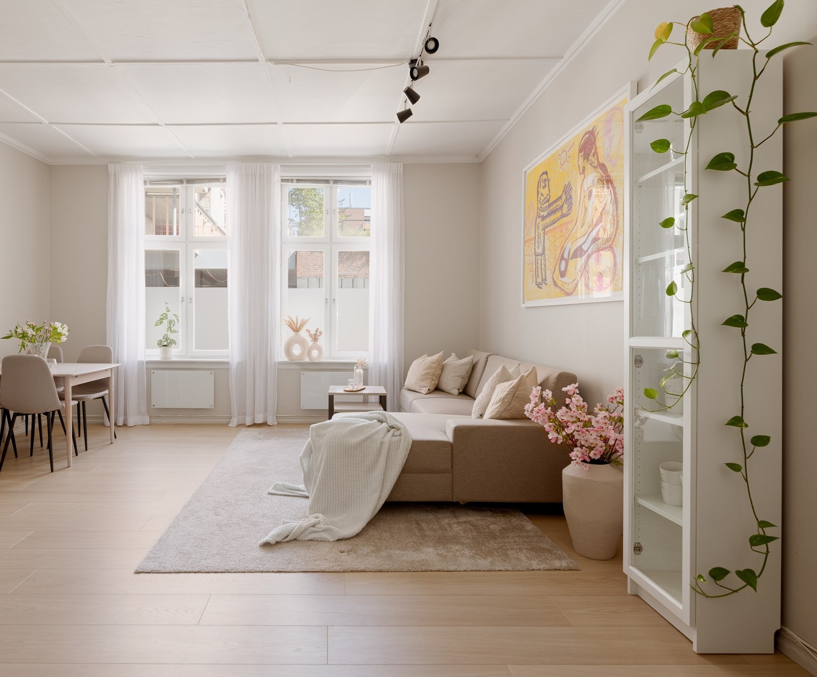 Den åpne planløsningen sammen med den gode takhøyden på nesten 3 meter bidrar til varierte møbleringsmuligheter og en herlig romfølelse. Galleribilde