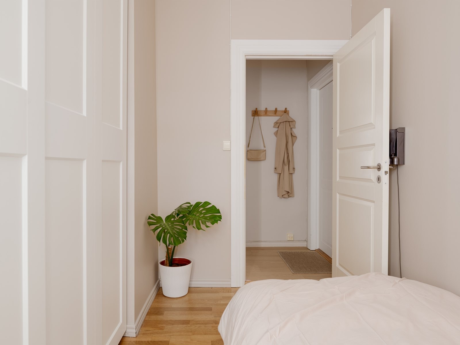 Rommet har en stor garderobeløsning som strekker seg langs veggen. Galleribilde