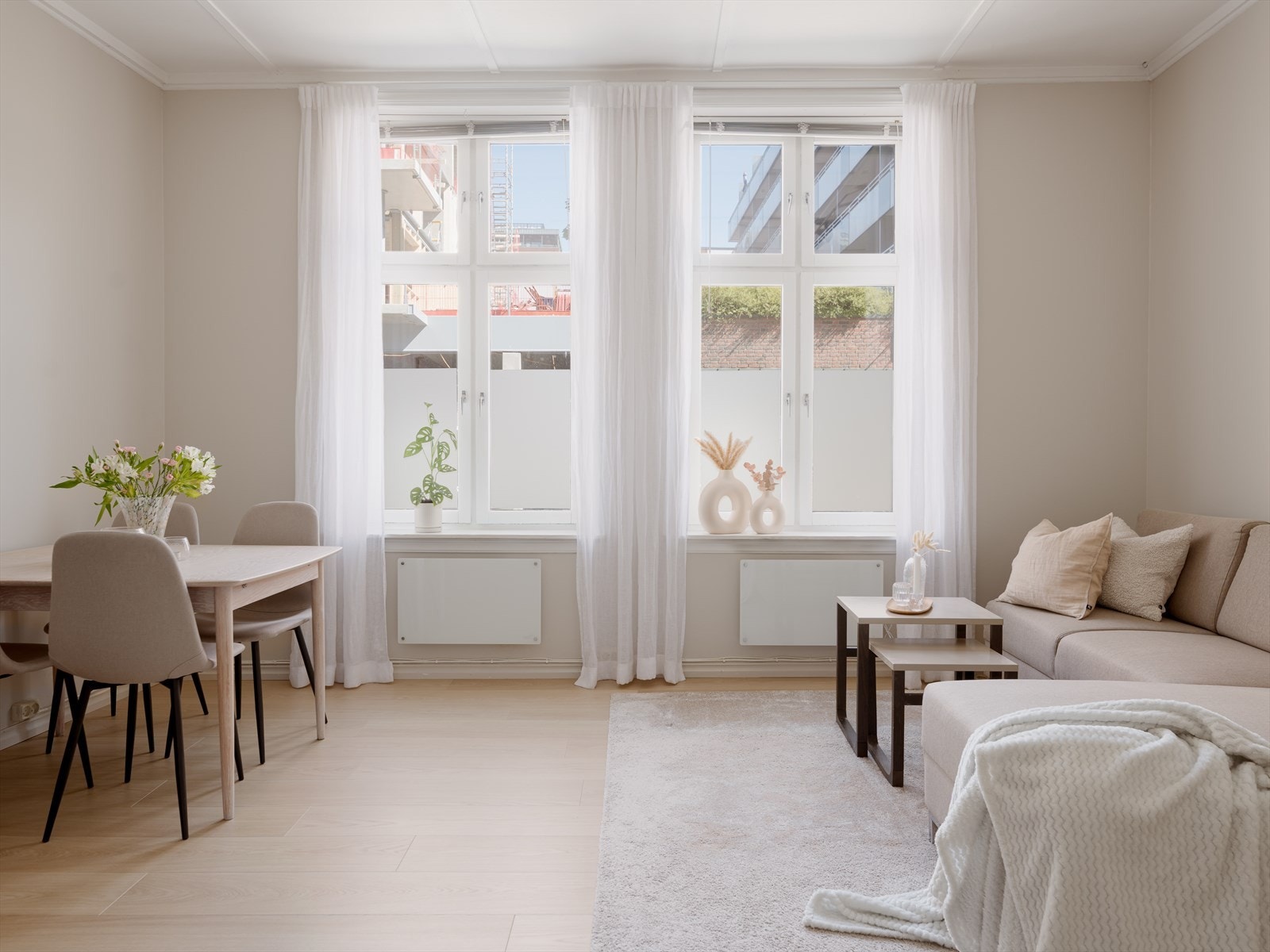 "Beliggenhet var veldig viktig. Det er gåavstand til sentrum, svært kort vei til T-banen -hvor alle togene stopper, og nært til butikker og torget. Samtidig som det er sentralt er det også i enden av en blindvei, stilt og rolig" -Selger Galleribilde