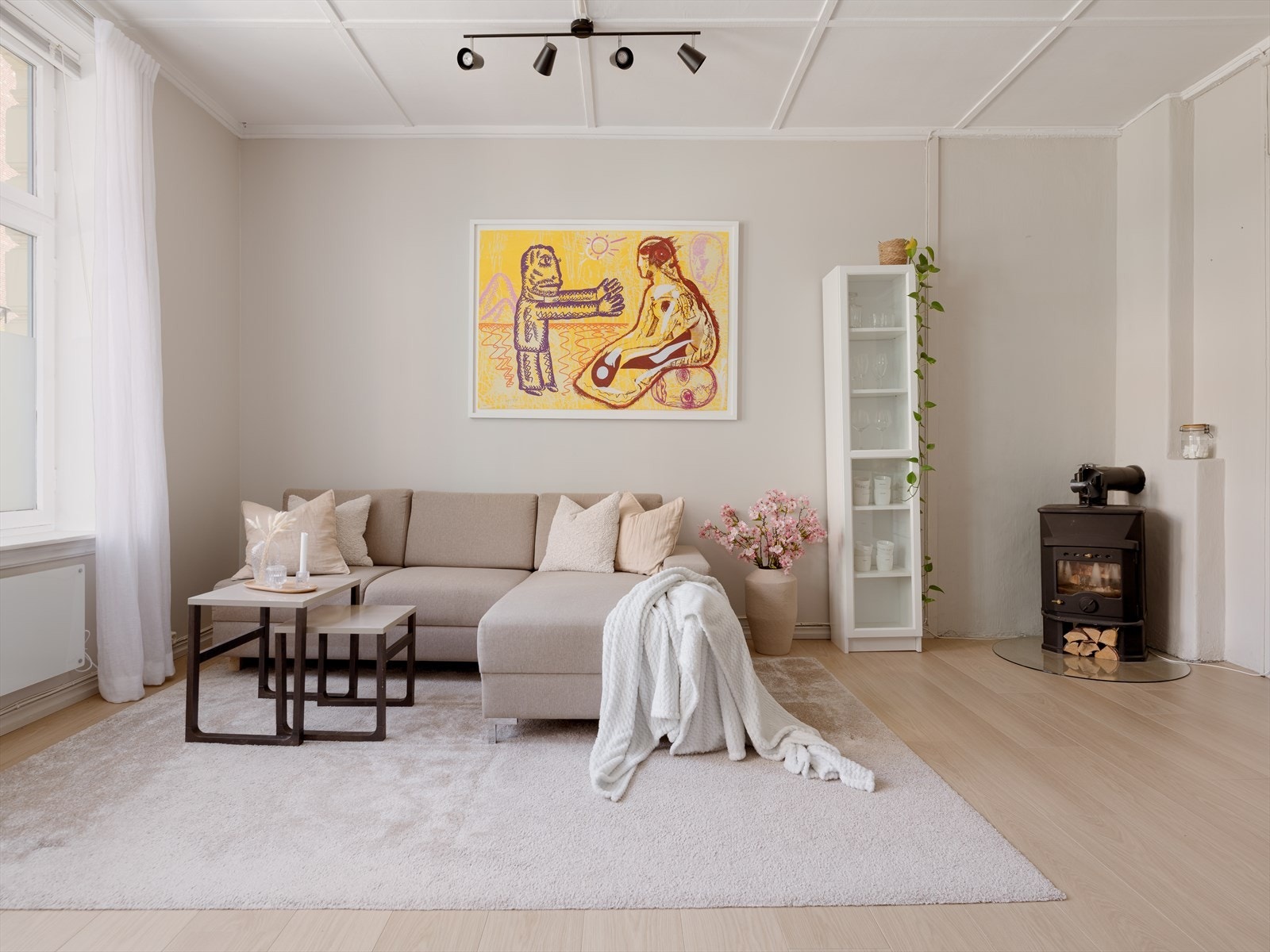 De store vindusflatene gjør at det er mye deilig dagslys i boligen. Galleribilde