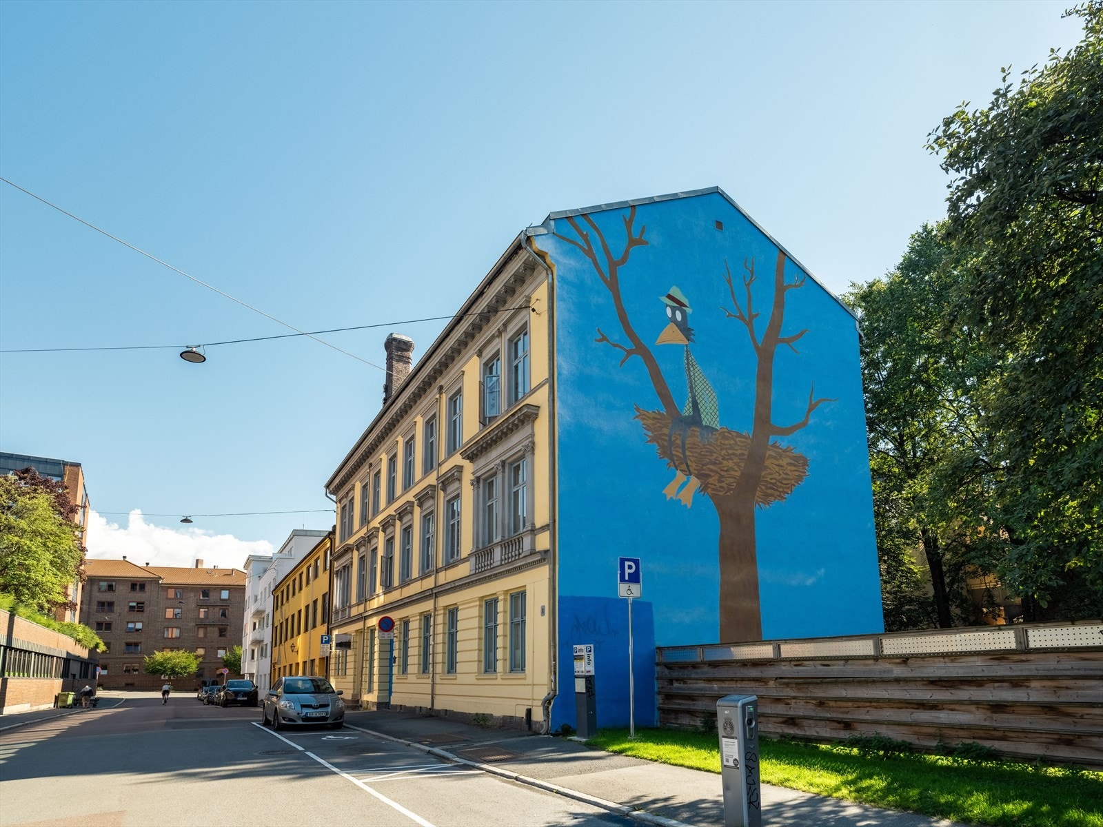 Borettslaget ligger i en vakker 1800-talls gård kun et lite steinkast fra Tøyen Torg. Det er kjent for sitt unike veggmaleri, Tøyentuppene med sine høner i bakgården, og et sosialt, inkluderende bomiljø! Galleribilde