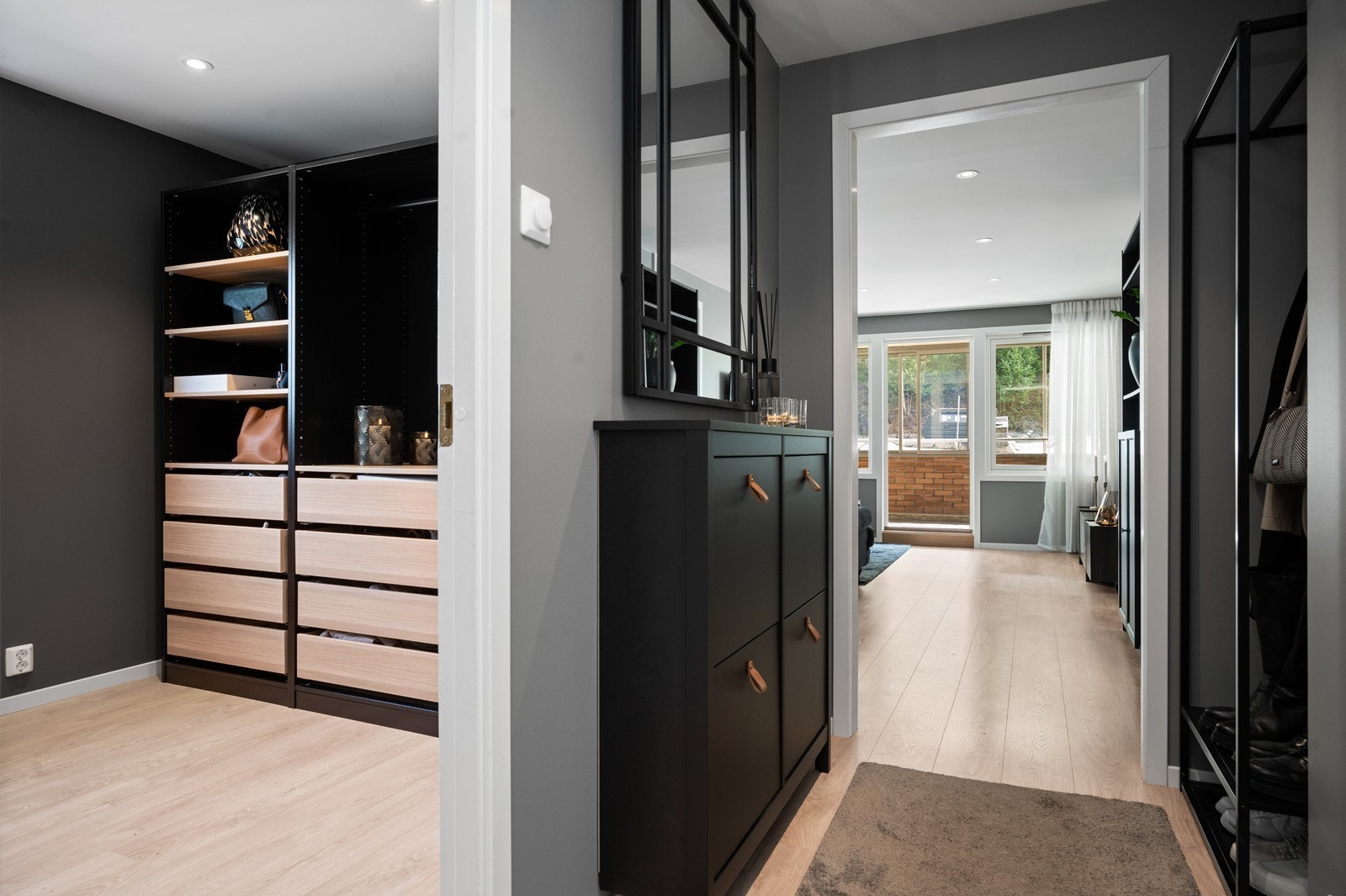 I entréen er det tenkt smart oppbevaring, og det er plass til et passende skoskap med speil over, i tillegg til garderobeløsning for klær og sko i praktisk nisje Galleribilde