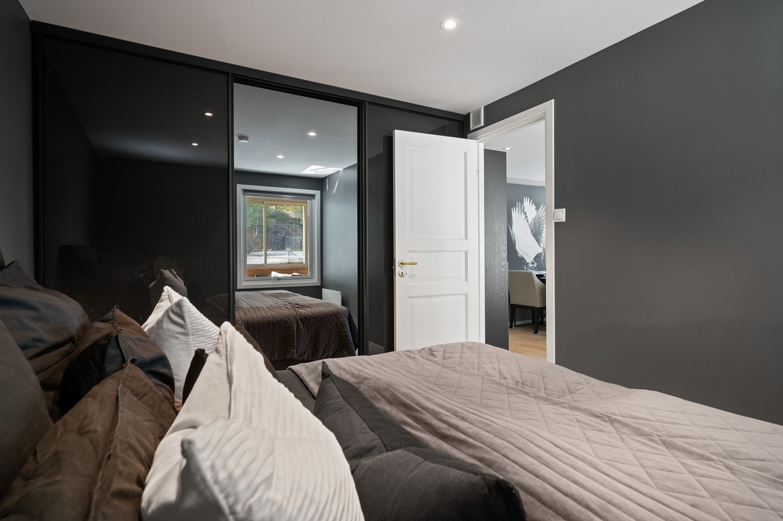 I tillegg er det skyvedørsgarderobe med en speilfront Galleribilde