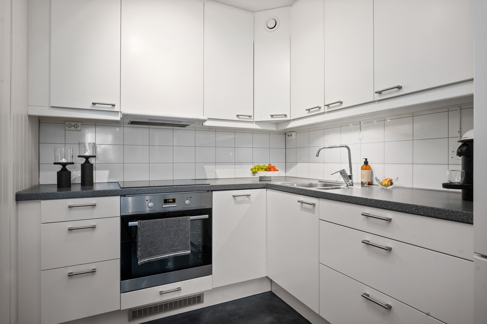 På kjøkkenet ble det foretatt oppgraderinger i 2014. Innredningen har klassiske hvite fronter, og laminerte benkeplater. Det er integrert komfyr og platetopp, med ventilator over koketoppen, med kullfilter Galleribilde