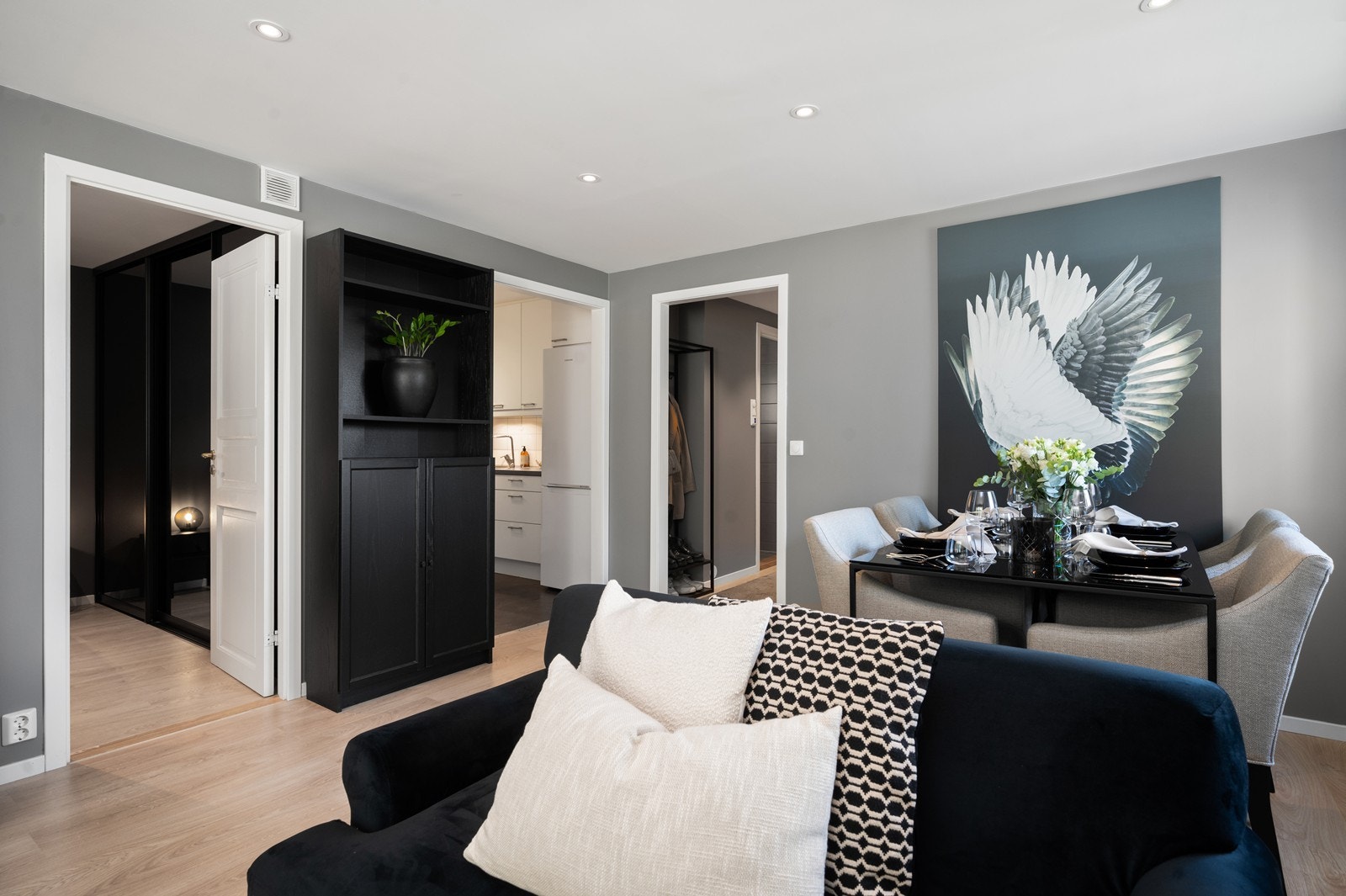 Velkommen til Krokstien 1B. Overflater har slette, rene linjer og klassiske fargevalg i stua Galleribilde