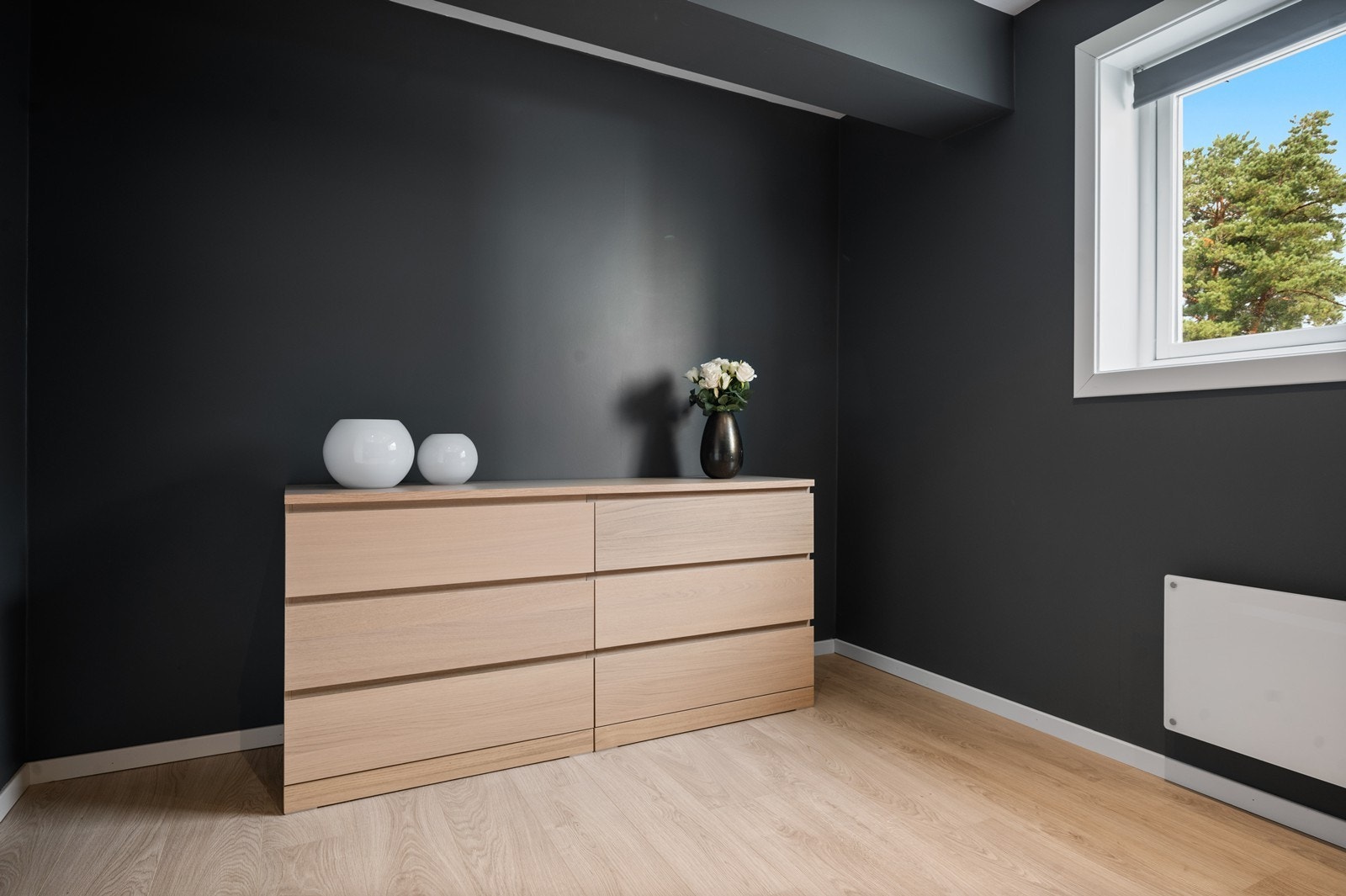 Soverom 2, ligger med inngang fra entréen, rett overfor baderommet. Dette rommet har de samme fine overflatene som øvrige rom, inkludert dowlights i taket. Her er det flere møbleringsmuligheter Galleribilde