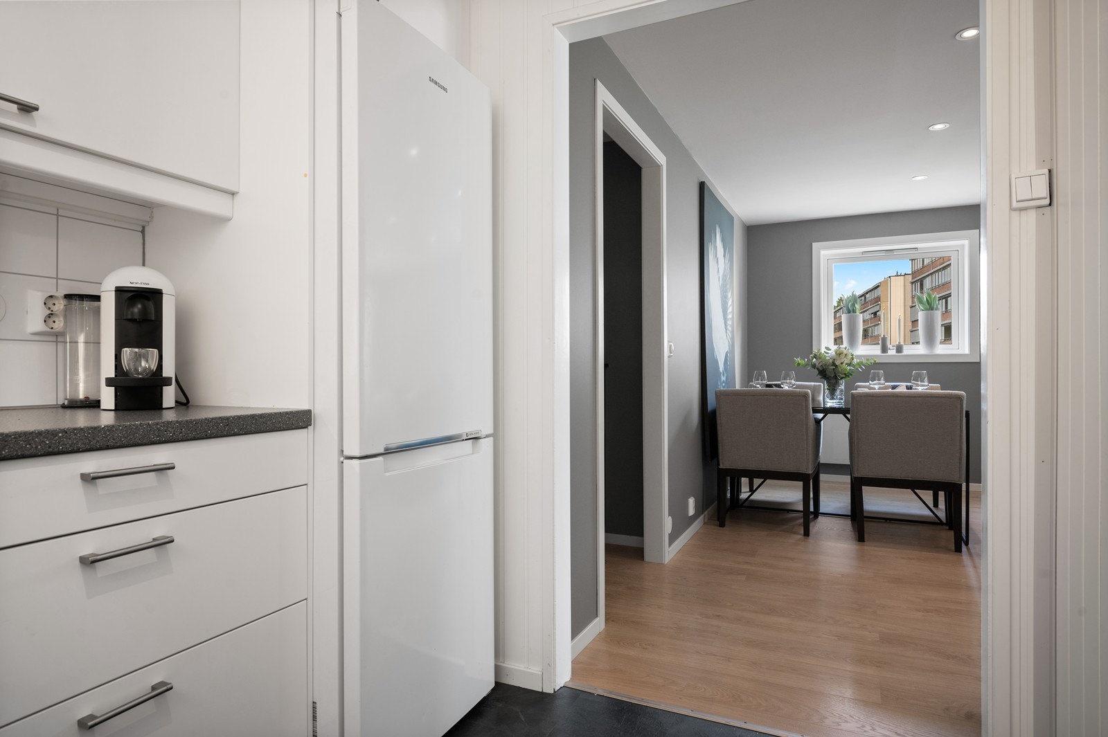 Spisegruppa er naturlig plassert nærmest kjøkkenet, som ligger separat, med med åpning uten dør, ut mot stua Galleribilde