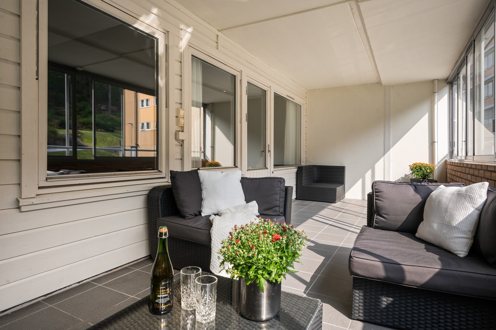 Den store, innglassete verandaen har også plass til flere møbelgrupper, og kan nærmest fungere som en ekstra stue i de varmere månedene Galleribilde