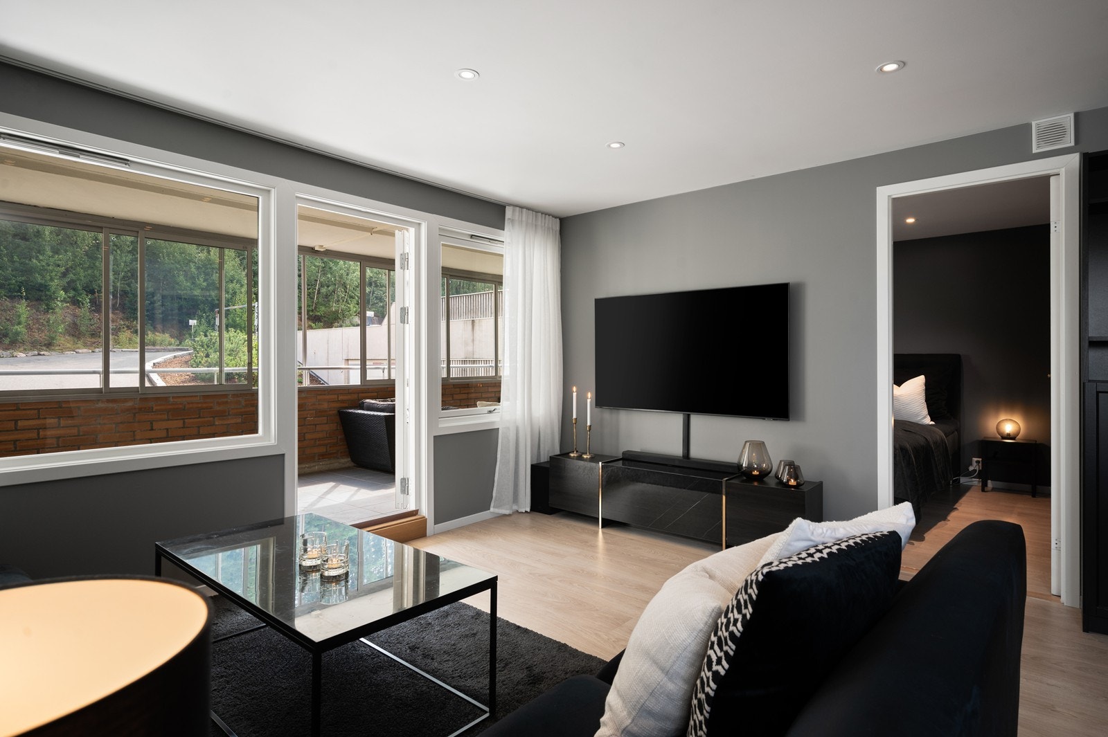 Innvendige overflater har et tidsriktig og moderne uttrykk. I taket er det innfelte dowlights, og på gulvet er det en-stavs laminat. I fra stua er det dessuten utgang til en innglasset veranda på 18 m² Galleribilde