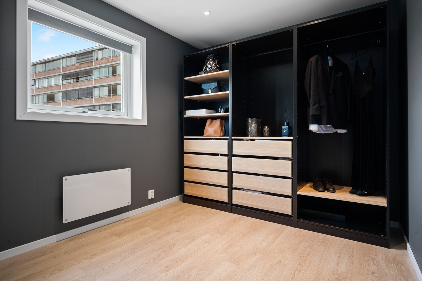 På soverom 2 er det dessuten satt inn en innholdsrik, åpen garderobeløsning Galleribilde