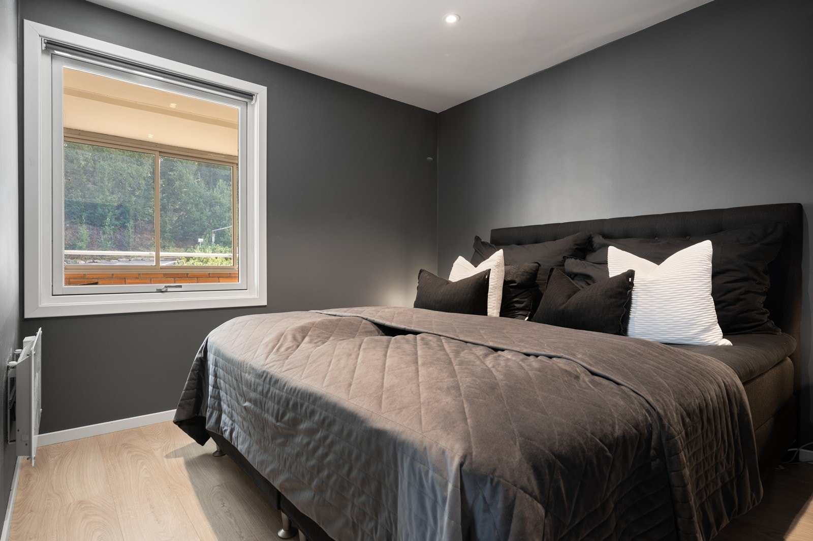 Hovedsoverommet er romslig og har de samme slette, moderne overflatene som i stua. Det er også downlights i taket. Her har man plass til en større dobbeltseng Galleribilde