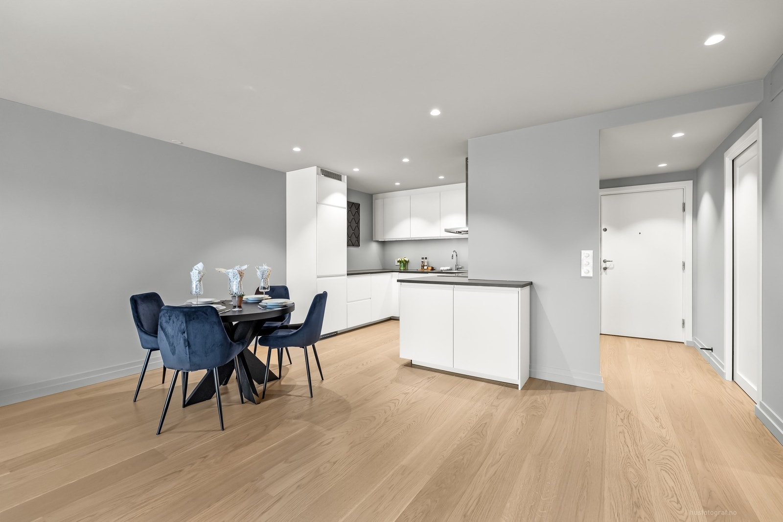 Luftig stue som er delt inn i naturlige soner Galleribilde