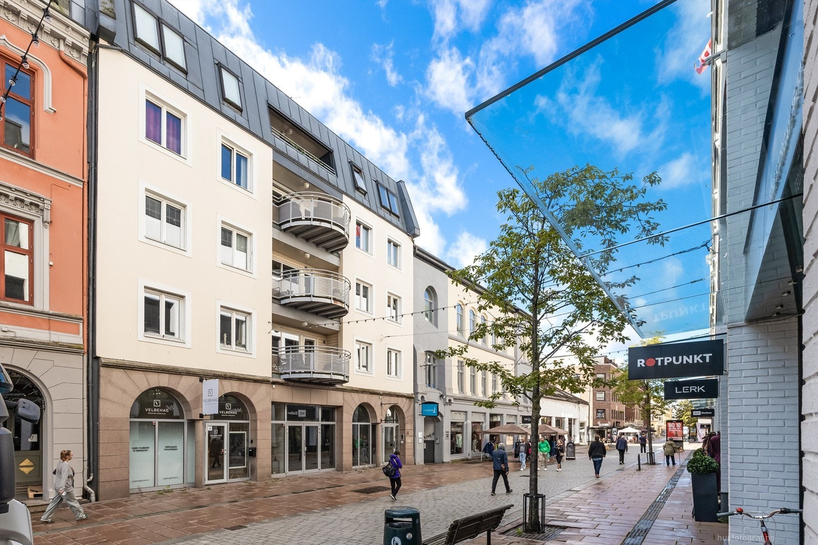 Felles inngangsparti fra gågate med videre heis- og trappeadkomst til leilighetens etasjeplan Galleribilde