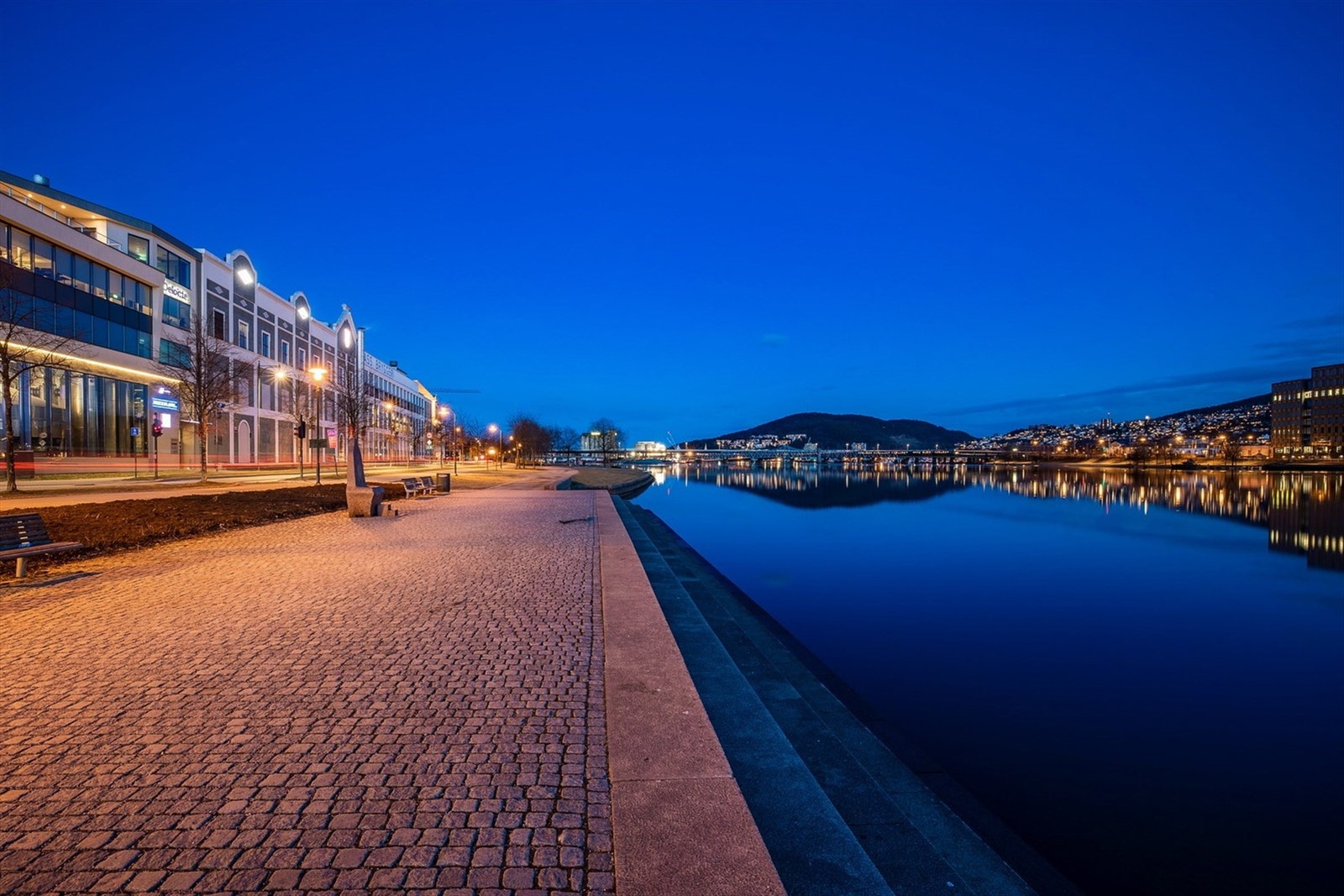 Kort gangavstand til strandpromenaden langs Drammenselva Galleribilde