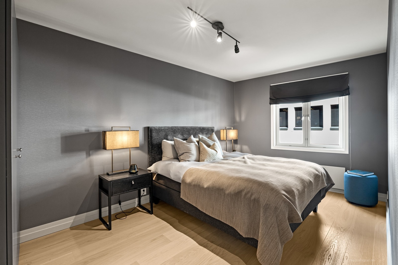 Leilighetens hovedsoverom er svært innbydende med sine behagelige fargetoner og god størrelse Galleribilde