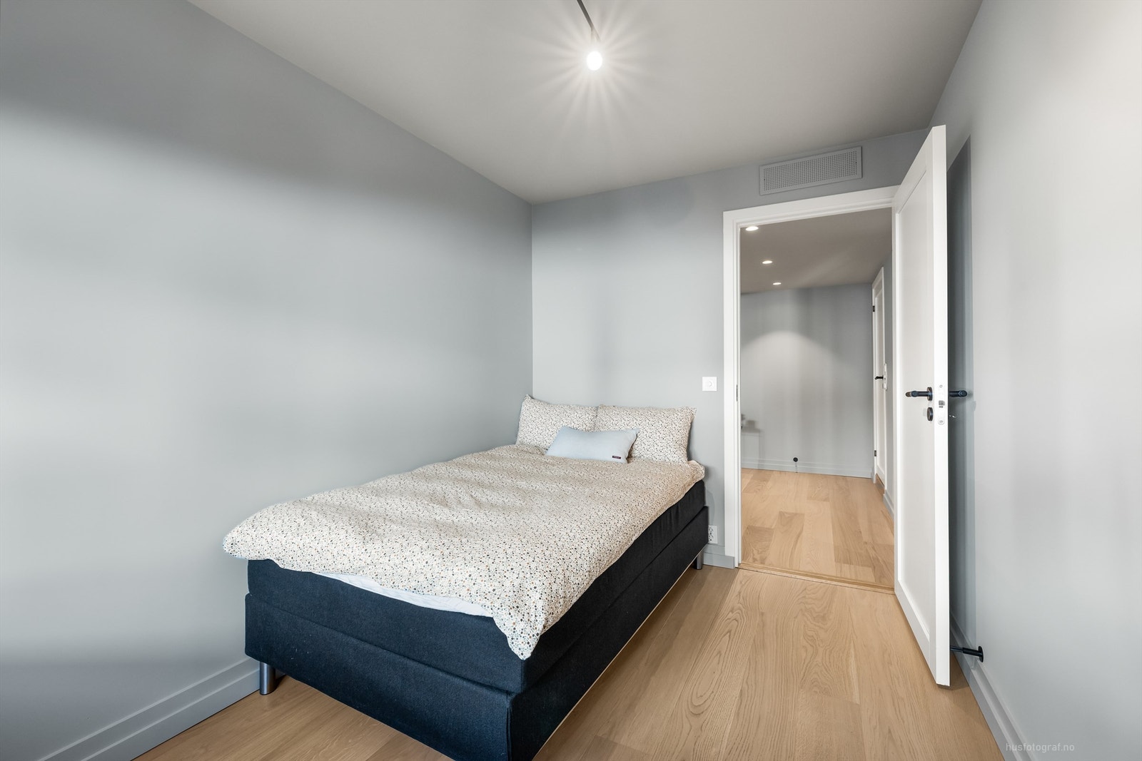 Soverom 2 er også av god størrelse og passer perfekt som både gjesterom og kontor Galleribilde