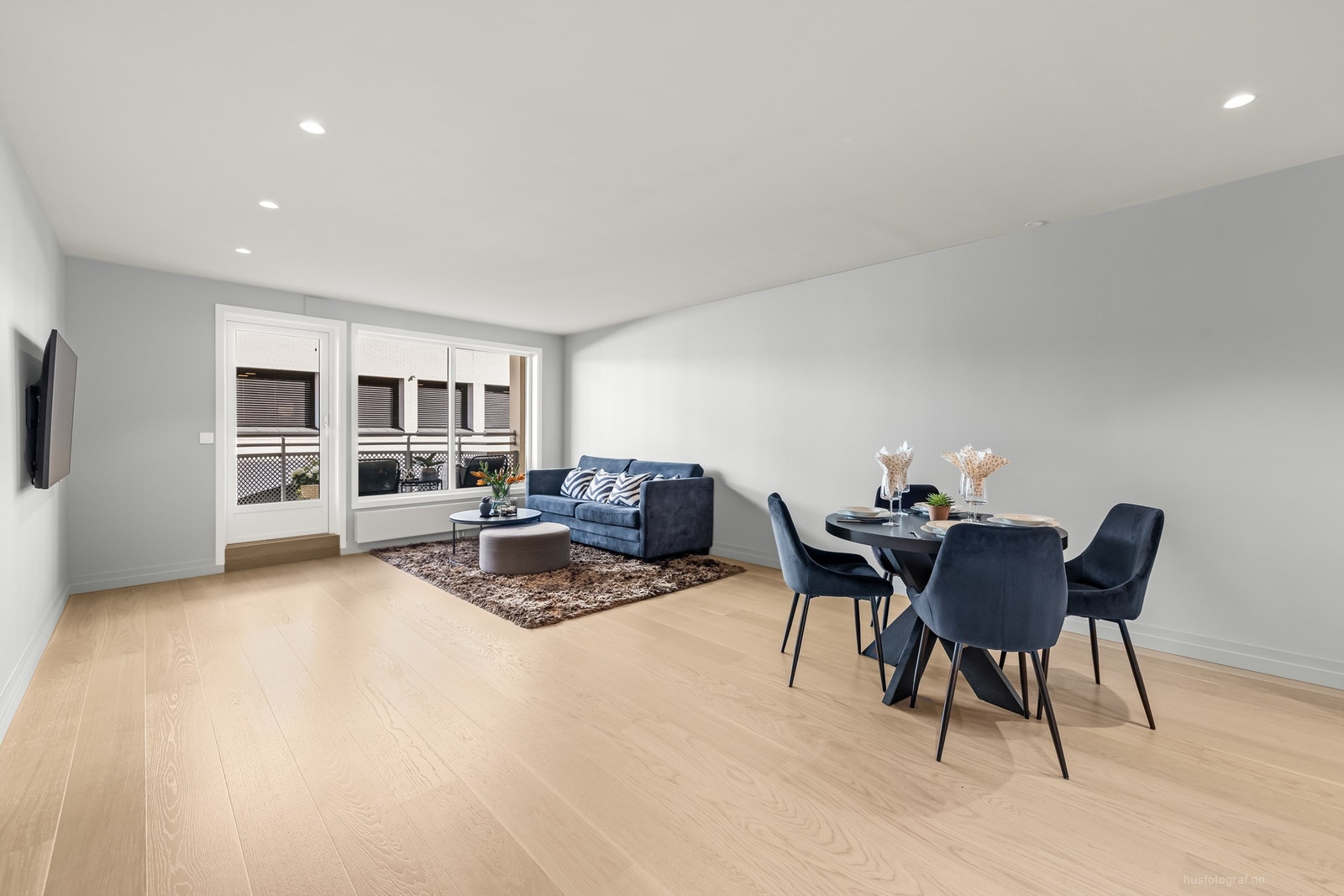 Store vindusflater som gir godt med lysinnslipp til stuen Galleribilde