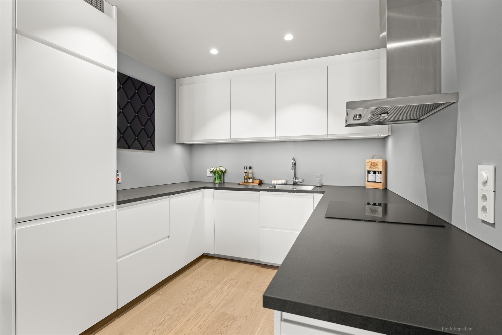 Integrerte hvitevarer som stekeovn, platetopp, oppvaskmaskin og kombiskap med kjøl og frys Galleribilde