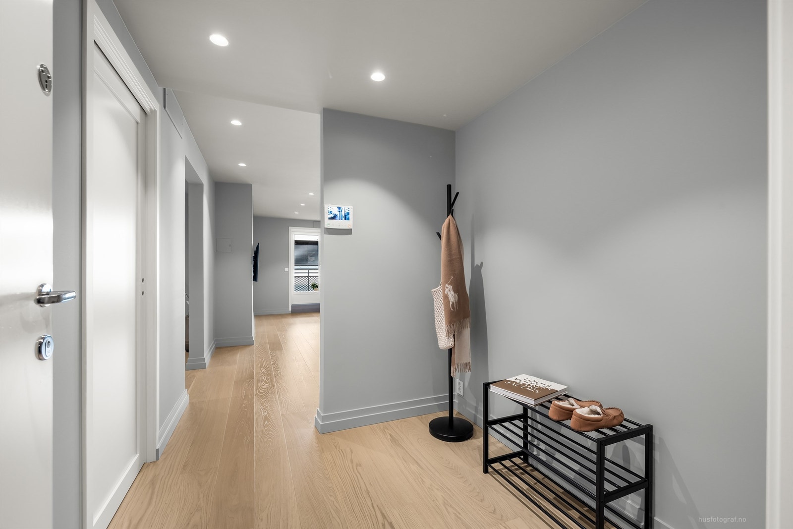 Velkommen inn! - Lys og stor entré med god plass til å henge fra seg yttertøyet Galleribilde