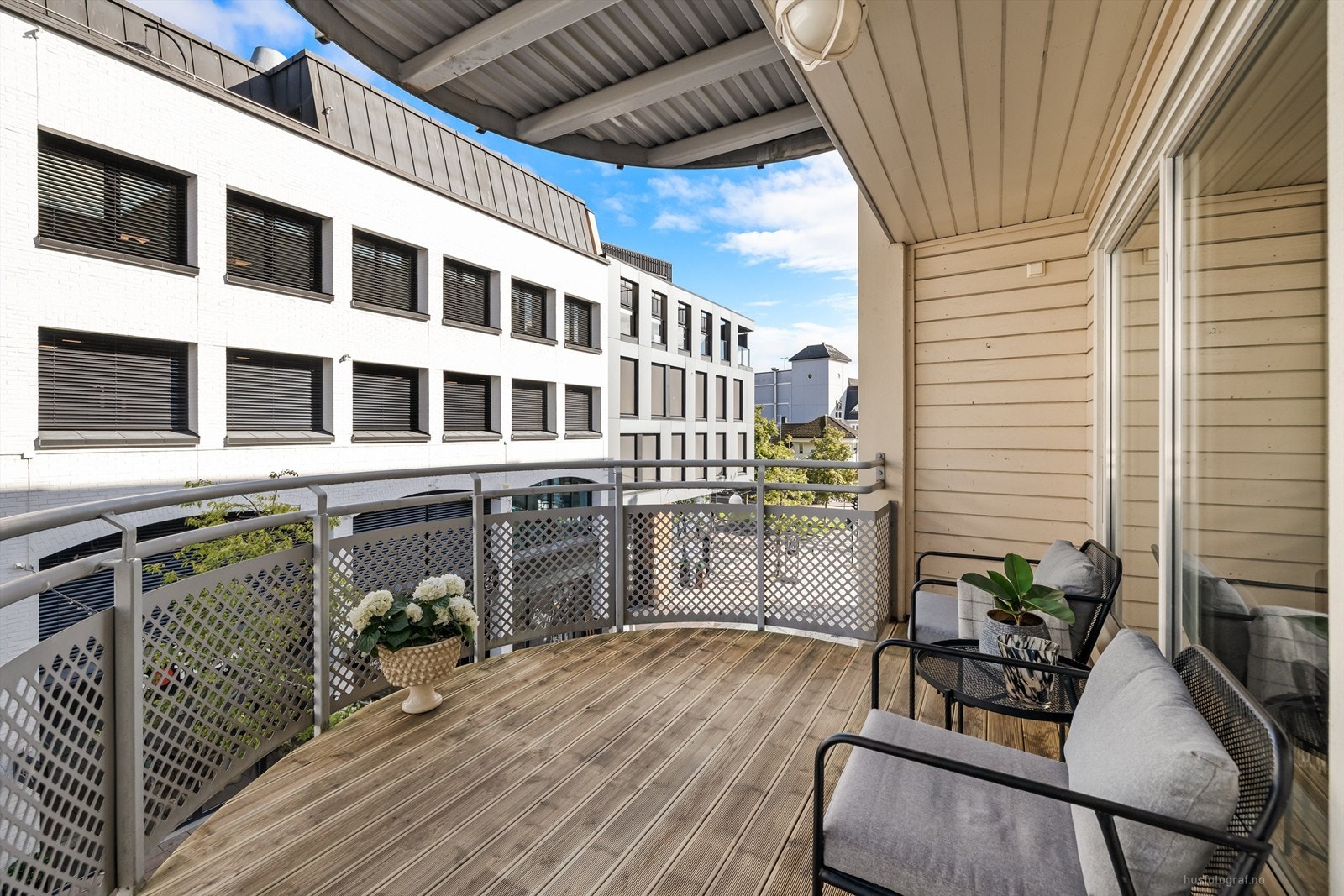 Balkongen har utvendig belysning og strømuttak Galleribilde