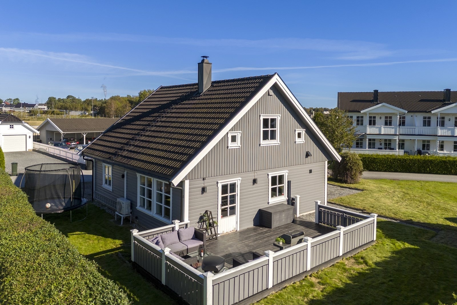 DNB Eiendom v/ Fabian Robertino(92117474) ønsker deg velkommen til Årum og eiendommen Mellemløkka 13 belliggende i en blindvei! Galleribilde