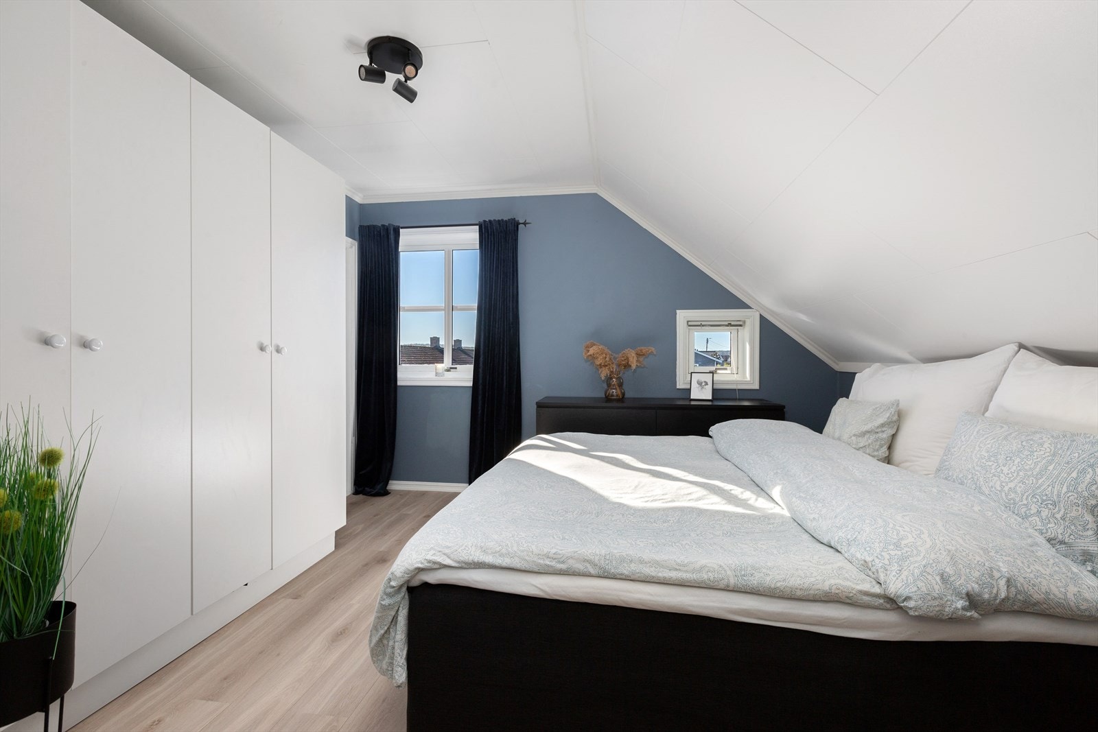 Hovedsoverommet har i tillegg rikelig med garderobeplass. Galleribilde