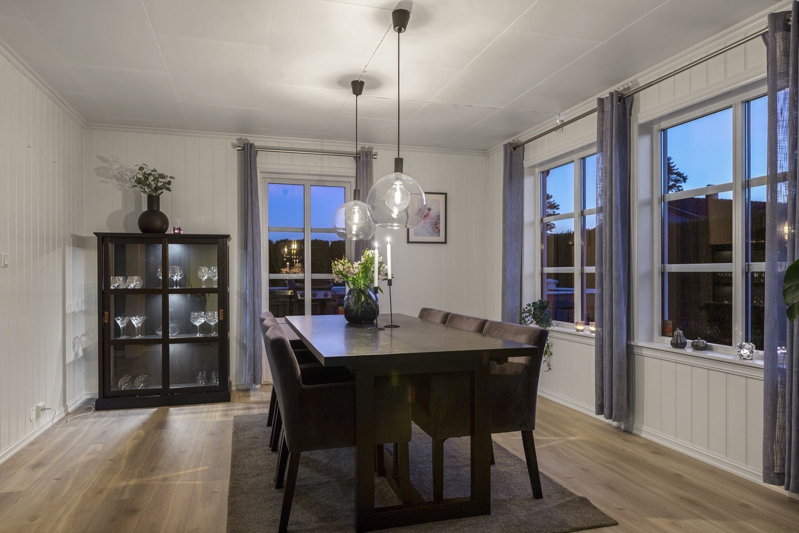 Fra spisestuen er det enkel adkomst til terassen, noe som legger til rette for koselige sammenkomster. Galleribilde