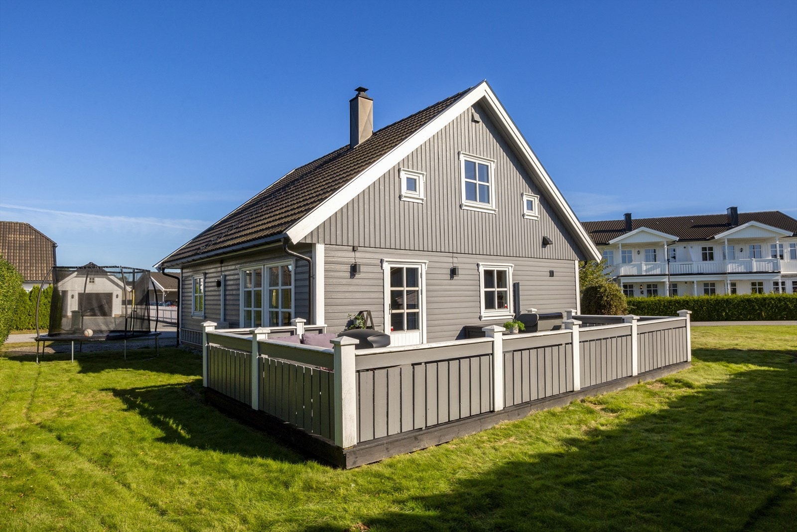 Terrasse og hage - her er det rikelig med boltreplass for både store og små. Galleribilde