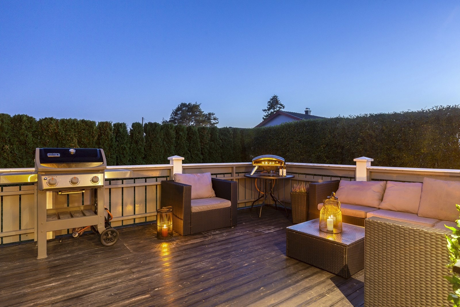 Størrelsen på terrassen gjør at det er enkelt å møblere med blant annet sofakrok, spisebord og grill. Galleribilde