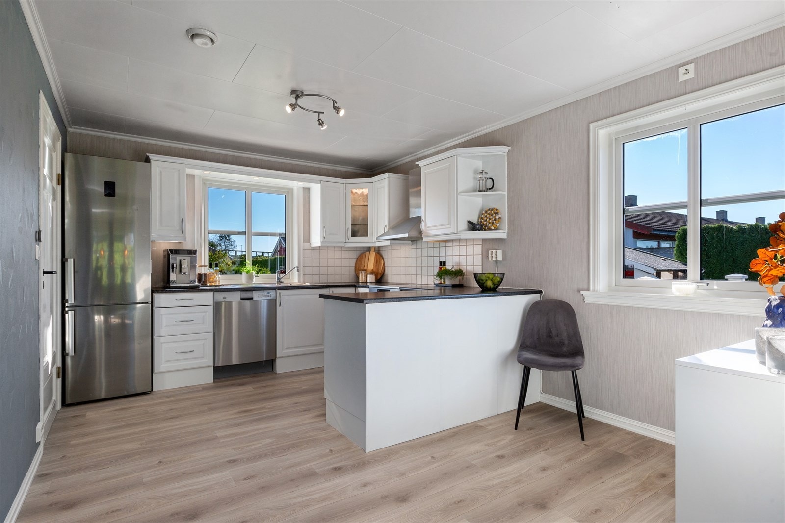 Kjøkkenet har rikelig med skap- og benkeplass. Galleribilde