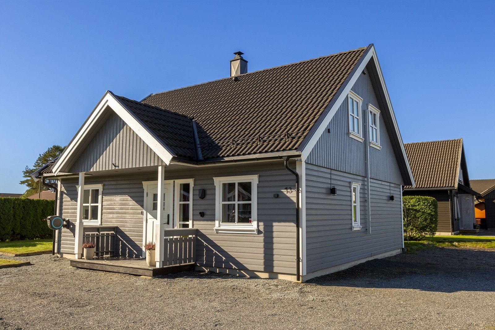 Praktfull og godt vedlikeholdt enebolig fra 2002 med ypperlig beliggenhet i et veletablert- og rolig boligområde. Boligen strekker seg over to plan og har fine- og praktiske planløsninger. Galleribilde