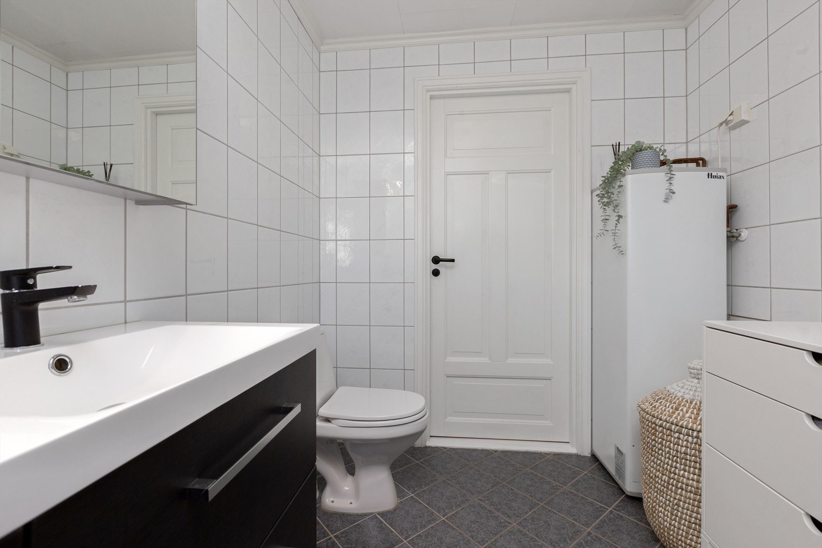 Badet er utstyrt med dusjnisje, servant med underskap og wc. Det er mekanisk luftbehandling med vifte. Galleribilde