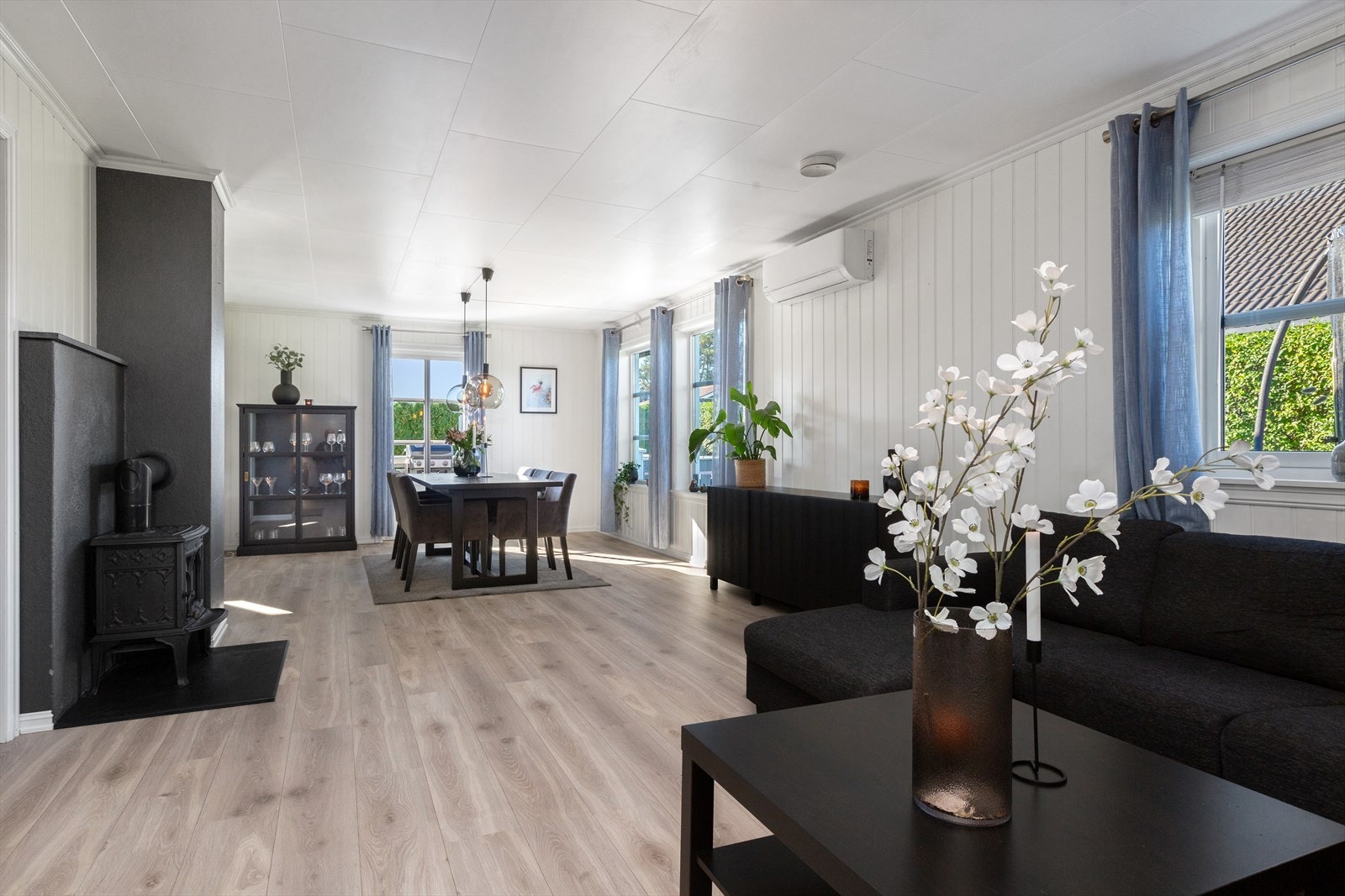 Romslig stue/spisestue med lysmalte vegger og varmepumpe fra 2022. Galleribilde