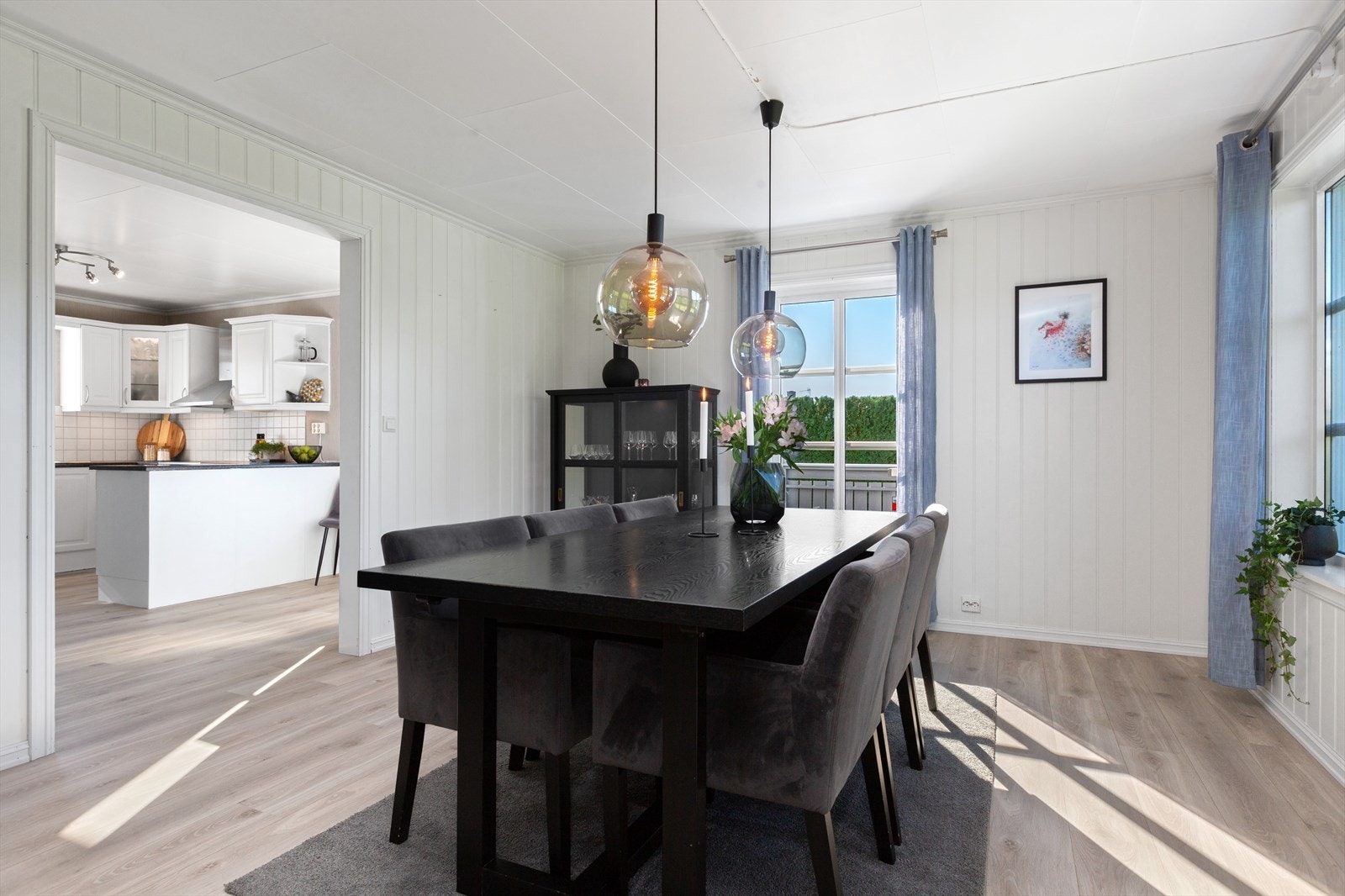 Spisestuen fungerer som et naturlig bindeledd mellom stuen og kjøkkenet. Galleribilde