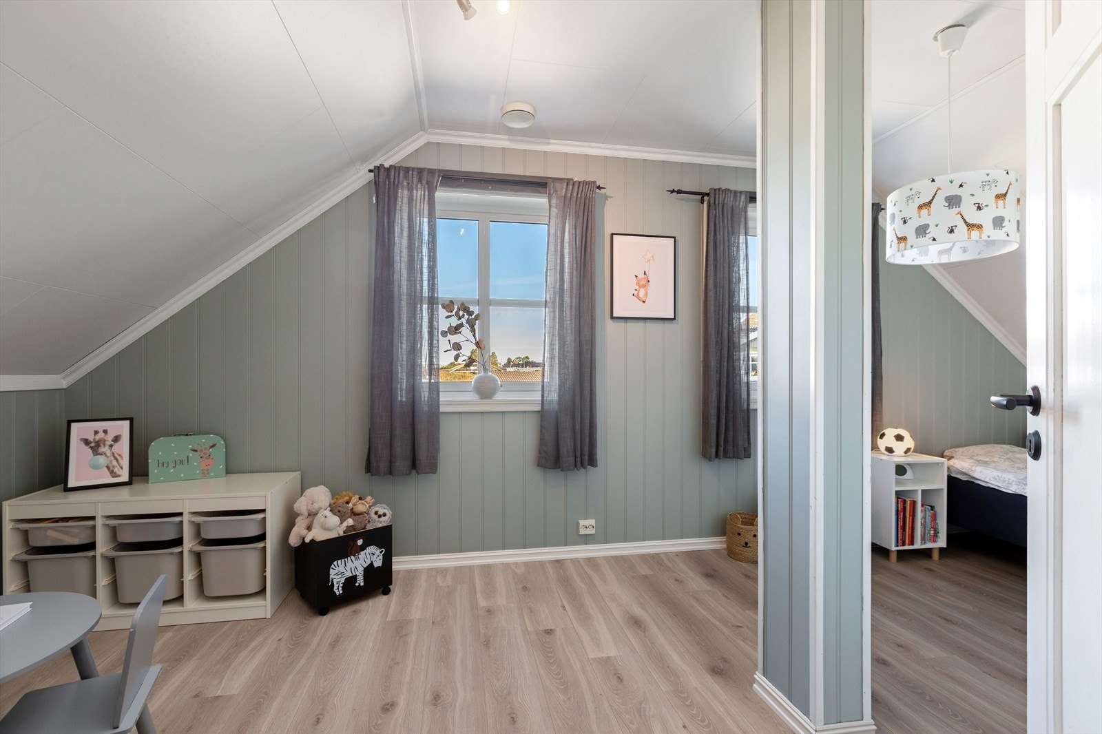 Soverommet er malt opp i en lun- og behagelig veggtone. Galleribilde