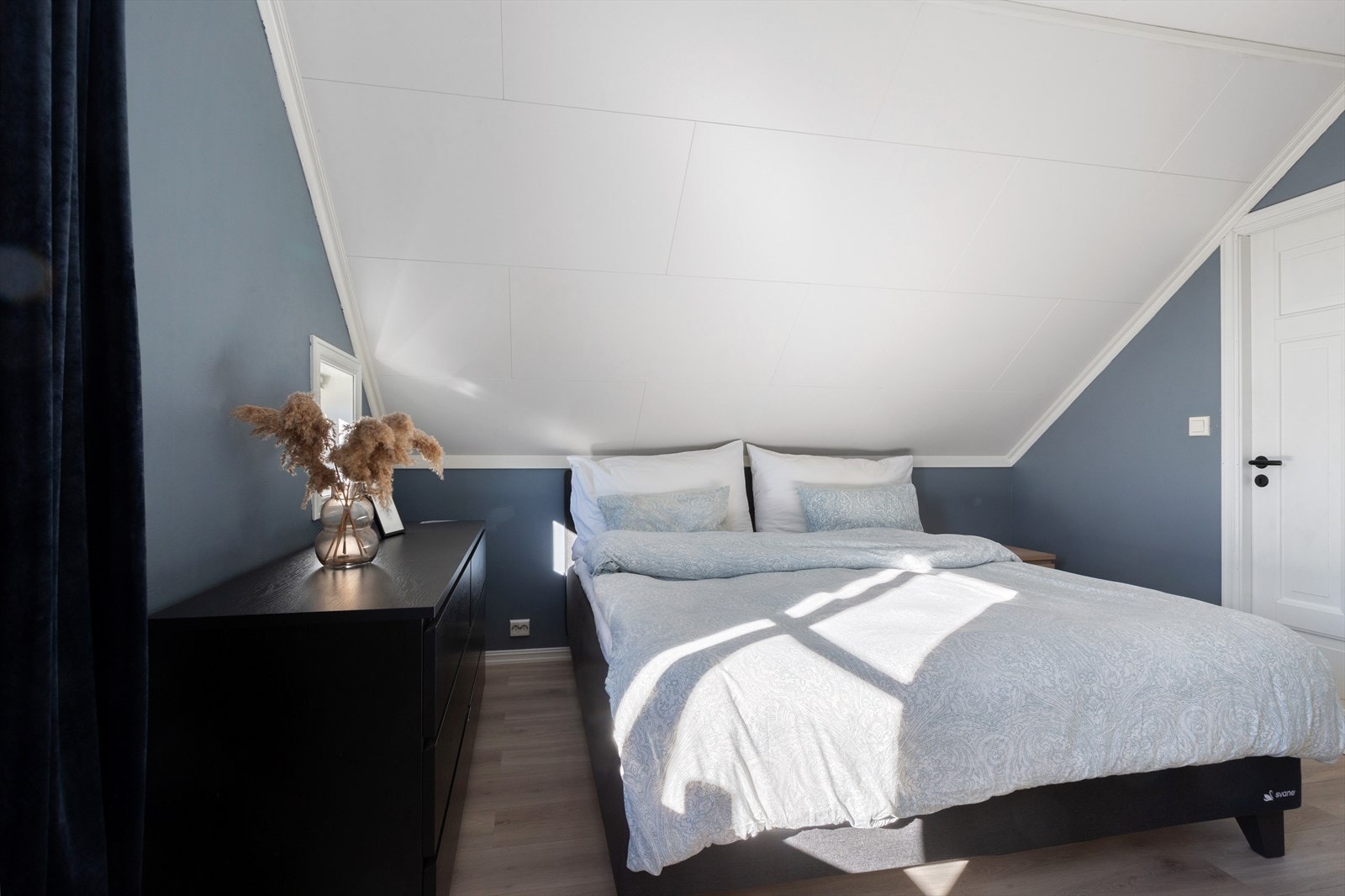 Hovedsoverommet har god plass til dobbeltseng. Galleribilde