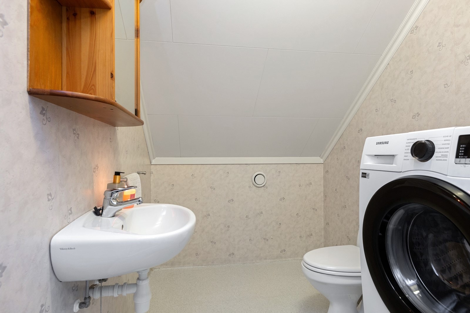 Vaskerom med wc og servant. Galleribilde