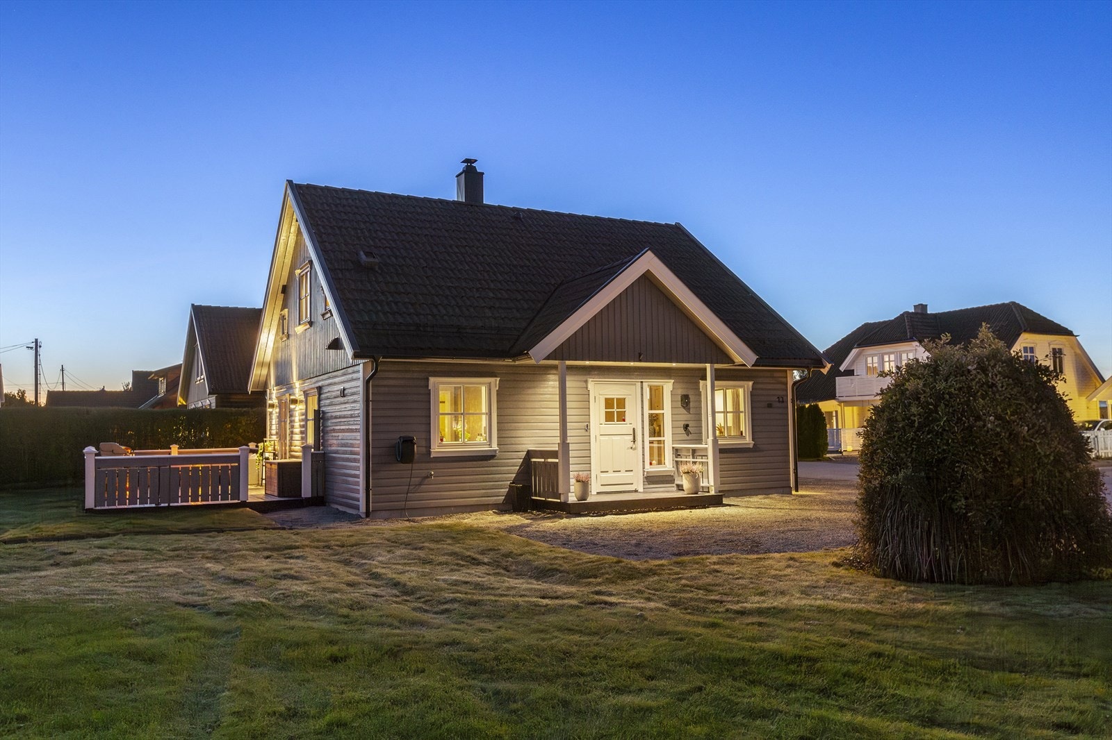 Pent opparbeidet tomt på ca. 485,5 m² med gruset gårdsplass og gressplen rundt boligen. Det er adskilt med hekk mot naboer og grenser til friareal med åpen grense. Galleribilde