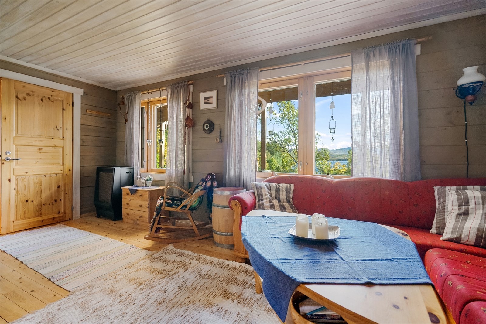 Koselig sofakrok med naturskjønn utsikt - perfekt for rolige stunder eller sosiale kvelder på hytta Galleribilde