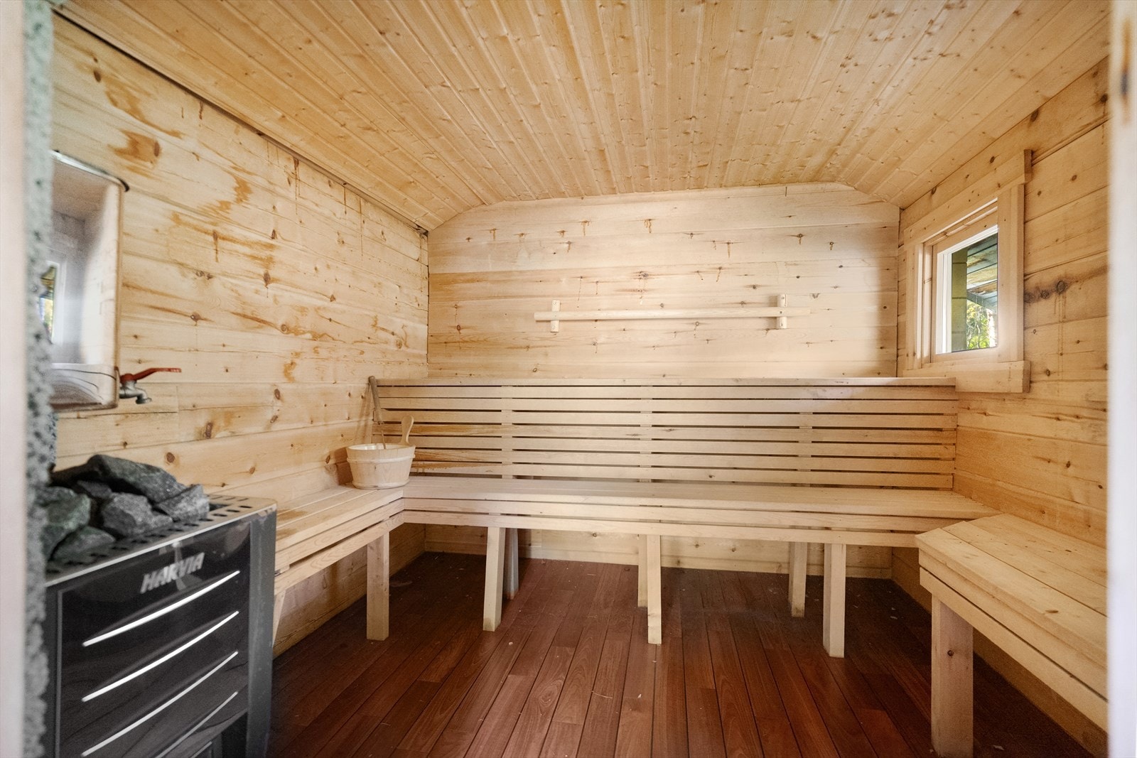 Romslig badstue med god plass til flere - en sosial og avslappende opplevelse med familie og venner Galleribilde