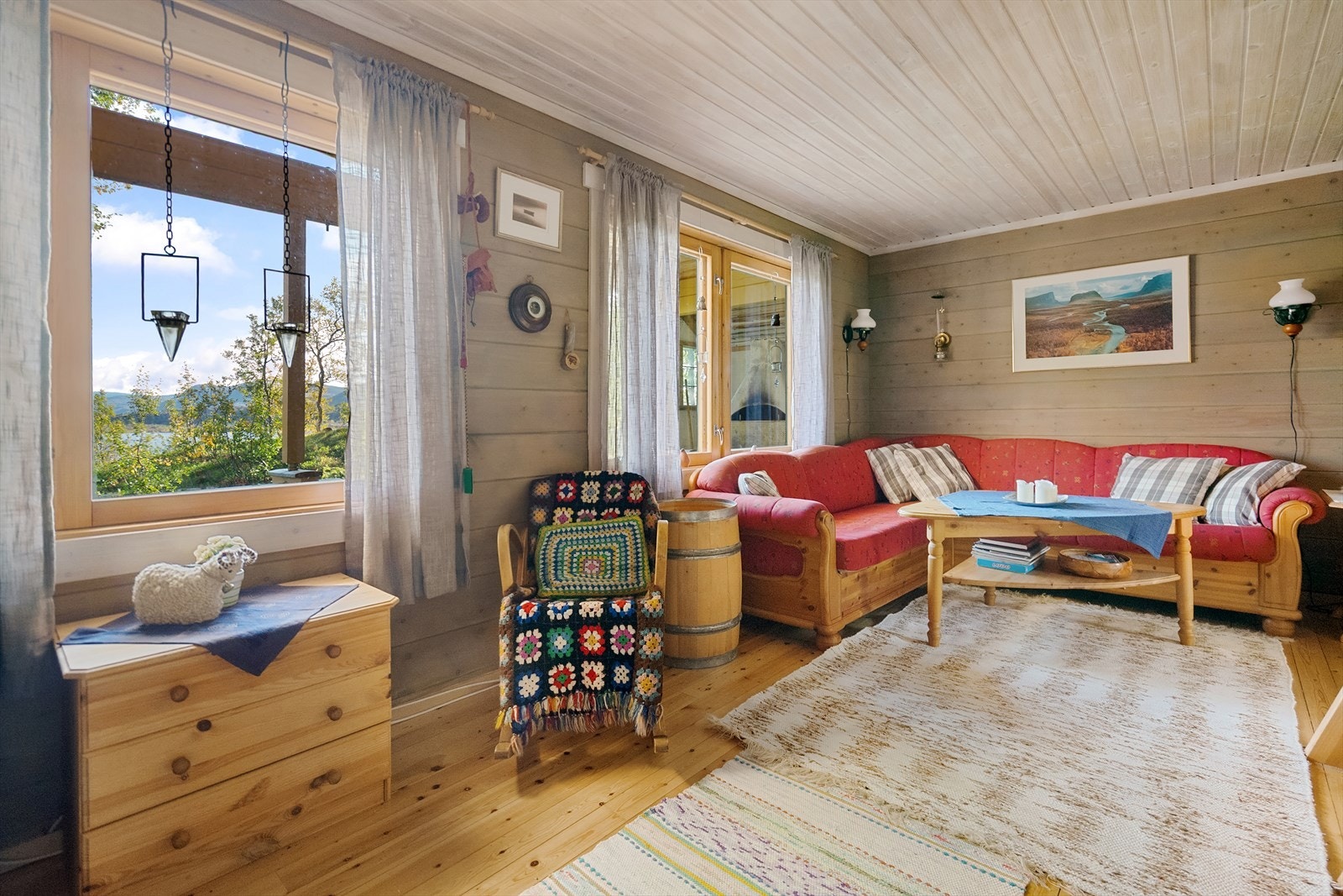 Store vinduer som slipper inn lyset og gir deg nydelig utsikt over naturen utenfor vinduet Galleribilde