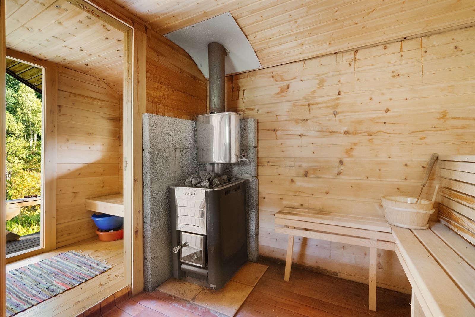 Badstueovn med fyring og stein gir ekte varme og stemning Galleribilde